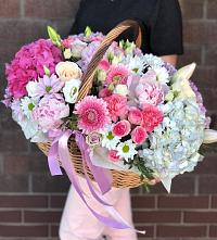 Цветочная композиция из Розы, Хризантемы, Пионы и Лизиантусы в корзине в Майском Пермский край